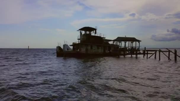 半沈没プッシュボートは曇りの日に川にドッキング — ストック動画