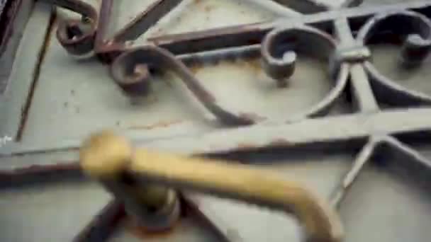 Zardzewiałe Metalowe Drzwi Ozdobne Wieszakiem — Wideo stockowe