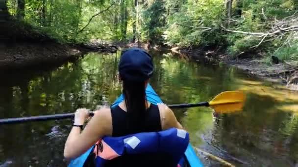 Een Jong Meisje Kanoën Rivier Rond Rivier Zie Groen Bos — Stockvideo