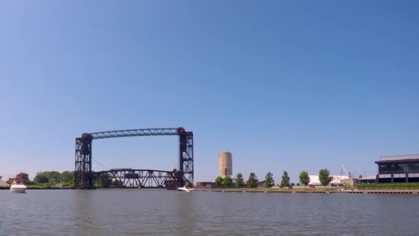 Båtar Kajaker Vattenskotrar Alla Kust Dag Time Lapse Cuyahoga Floden — Stockvideo