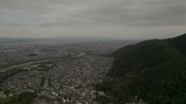 Drone Udara Ditembak Kyoto Saat Matahari Terbenam Dekat Sungai Jepang — Stok Video