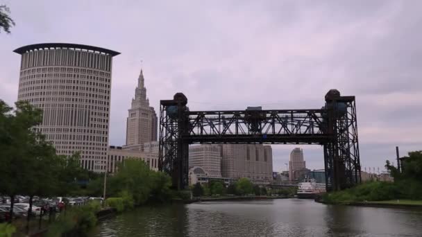 Een Amerikaanse Freighter Vaart Door Cuyahoga River Cleveland Ohio Scheepvaart — Stockvideo