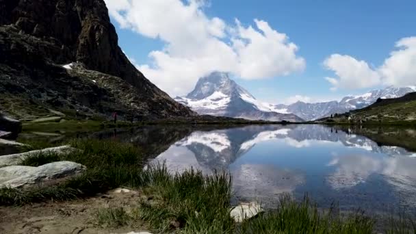 Motionlapse Matterhorn Berg Med Reflektion Klarvattensjön Timelapse Rörliga Moln Runt — Stockvideo