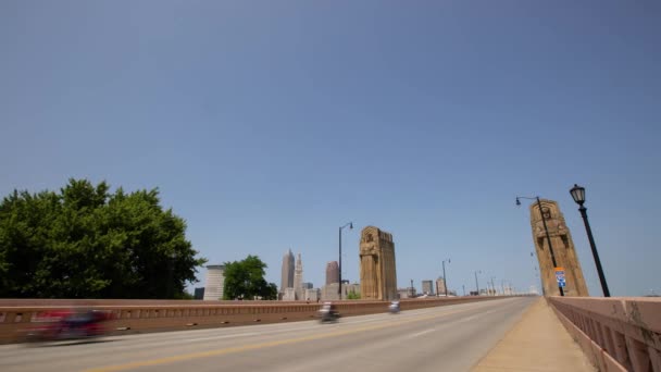 オハイオ州クリーブランドの交通保護者は 速い車で行く晴れた日に 青い空でダウンタウンを見下ろす交通の守護者に直面するオハイオ市の醸造所地区 — ストック動画