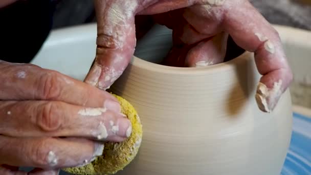 将陶工的手紧固在转轮上塑造和塑造粘土 — 图库视频影像