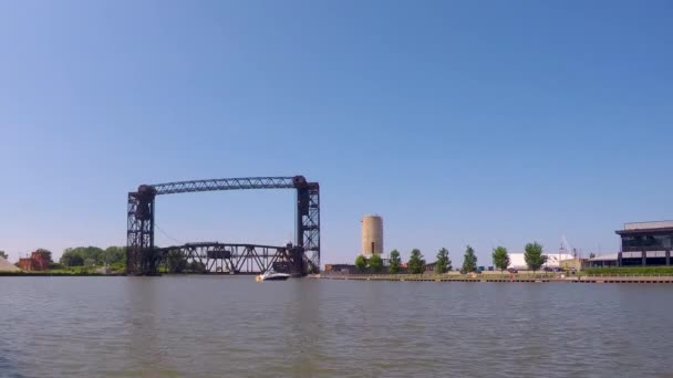 Boote Kajaks Jetskis Fahren Zeitraffer Auf Dem Cuyahoga River Cleveland — Stockvideo