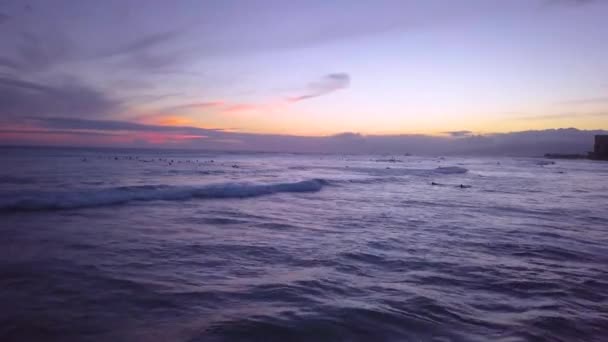 Sörfçüler Hawaii Nin Oahu Adasında Son Dalgalarını Yakalarken Waikiki Günbatımının — Stok video