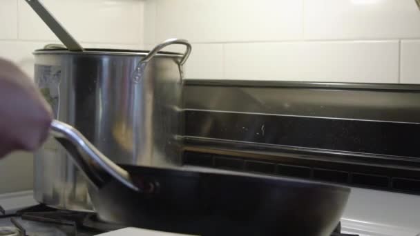 Mouvement Lent Retournement Des Oignons Dans Une Casserole — Video