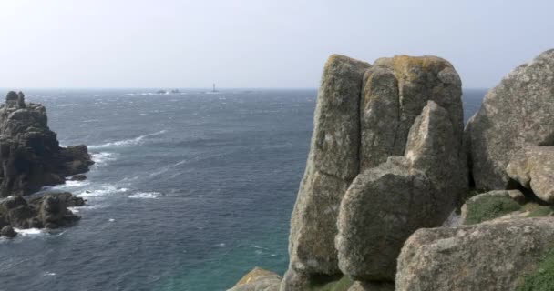 Hosszúhajók Világítótorony Távolban Lands End Cornwall Statikus Lövöldözés — Stock videók