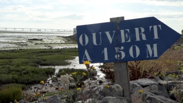 Blå Träskylt Med Avstånd Baksidan Bron För Att Lämna Oleron — Stockvideo