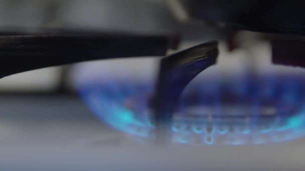 Richt Een Gasfornuis Naar Blauwe Vlammen Slow Motion — Stockvideo