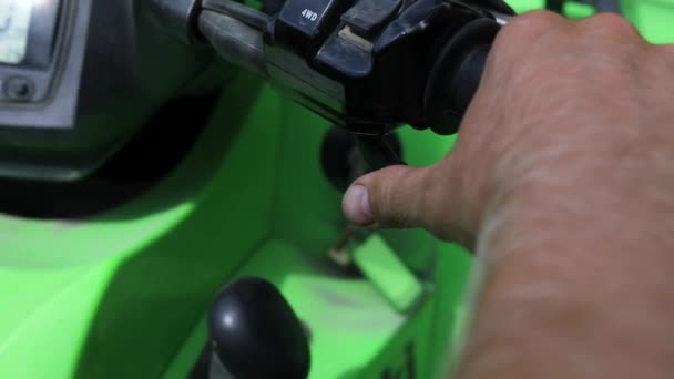 Tiro Piloto Atv Sentado Sua Moto Quad Tentando Ligar Motor — Vídeo de Stock