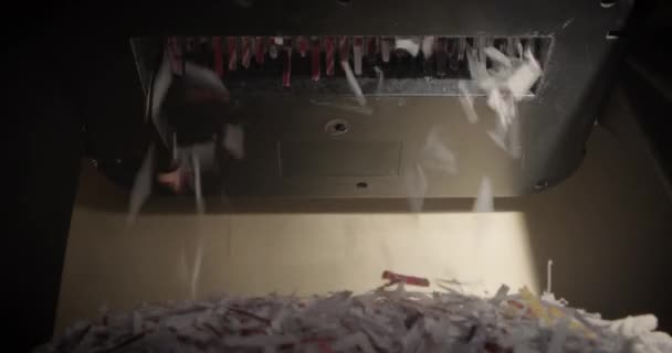 Shredder Snijpapier Van Onderen Halfvolle Mand Hard Licht — Stockvideo