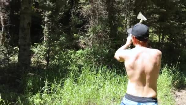 Strzał Człowieka Bez Koszulki Ćwiczącego Rzucanie Siekierą Próbując Rzucić Siekierą — Wideo stockowe
