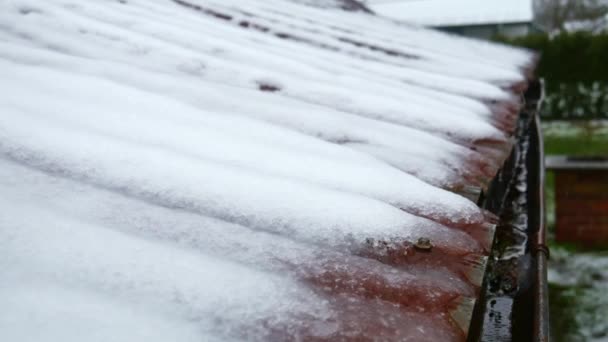 Agua Fluye Techo Hierro Corrugado Cubierto Nieve Una Alcantarilla Casa — Vídeos de Stock