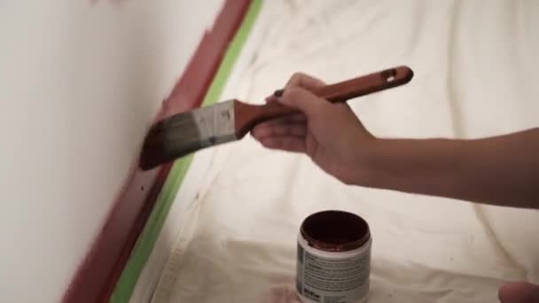 Junge Frau Bemalt Rote Wand Haus Heimwerker Projekt — Stockvideo
