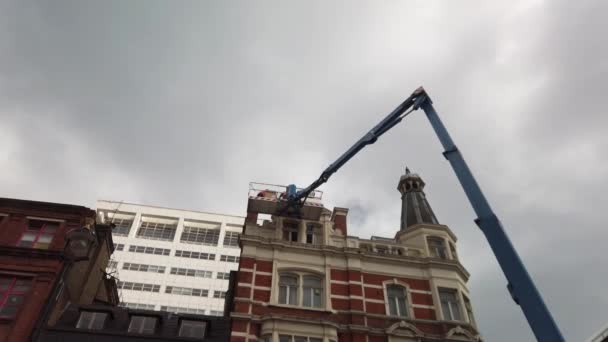 Travailleurs Construction Londres Hauteur Toit Dans Une Cueilleuse Cerises Travaillant — Video