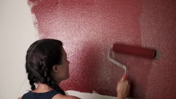 Jonge Vrouw Schildert Rode Muur Huis Project Voor Woningverbetering — Stockvideo