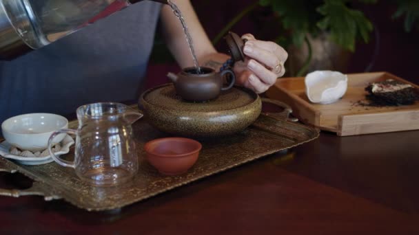 Femeie Toarnă Ceai Din Ceainic Lut Ulcior Apoi Ceainic Lut — Videoclip de stoc
