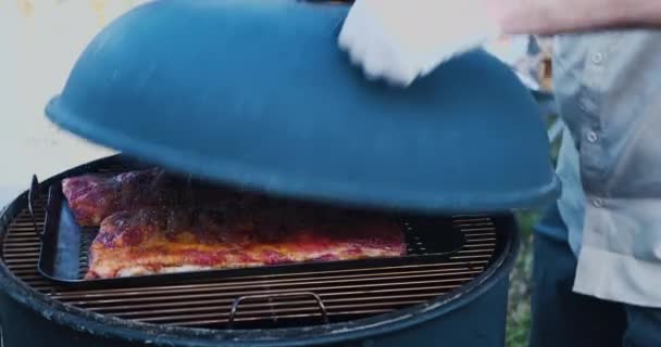 Lid Bbq Pit Being Placed Cooking Rack Ribs — Stock Video