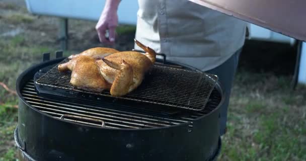 Kip Wordt Een Bbq Kuil Gekookt Het Deksel Wordt Eroverheen — Stockvideo