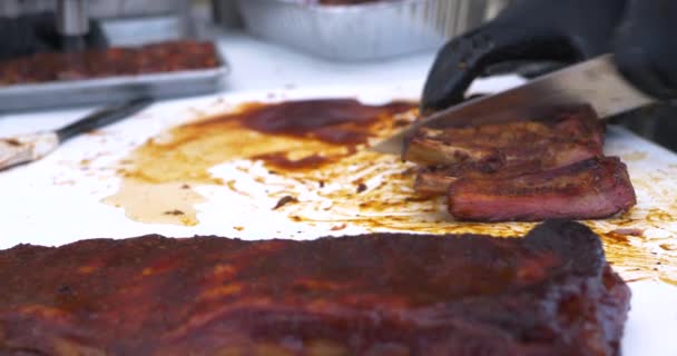 Bbq Ribs Being Sliced Plating — Stock Video