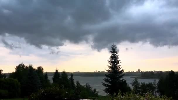 Lago Timelapse Nubes Tormenta Acumulándose Sobre Lago Cielo Tormenta Coludidos — Vídeos de Stock