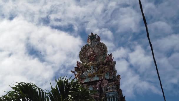 Egy Kép Egy Hindu Templom Tornyáról Ami Tele Van Istenekkel — Stock videók