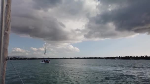Tiro Catamarã Navegando Outro Navio Mar Azul Escuro Com Nuvens — Vídeo de Stock