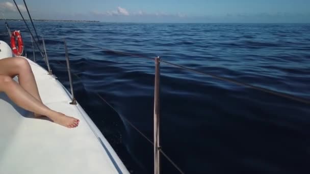 Ett Skott Från Katamarans Hamn Sida Havet Med Kvinna Ben — Stockvideo