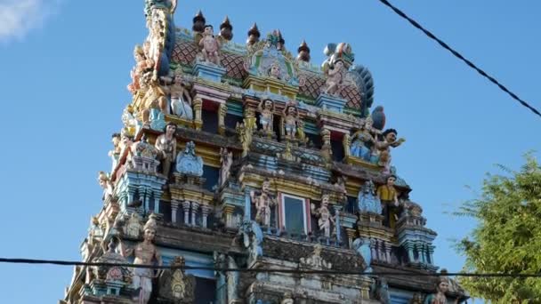 Snímek Věže Hinduistických Chrámů Spousty Různobarevných Božstev Několika Holuby Kteří — Stock video