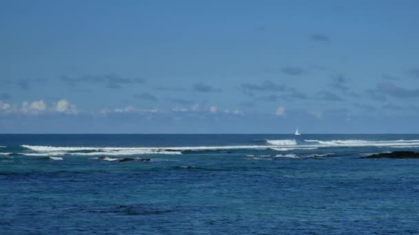 Malá Plachetnice Plující Zprava Doleva Přes Horizont Modrém Moři Temnými — Stock video