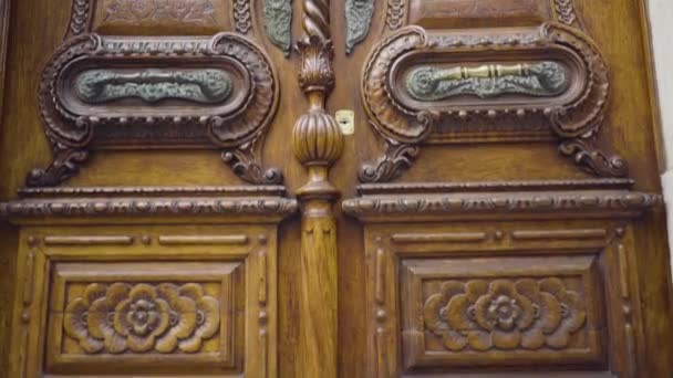 Beauty Wooden Carved Door Closeup Camera Travel — Stock Video