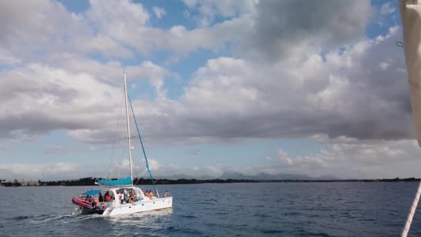 Disparo Siguiendo Catamarán Mientras Navega Con Cubierta Llena Turistas — Vídeos de Stock