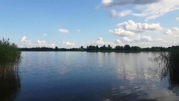Jezioro Timelapse Timelapse Peaceful Lake Ruchome Chmury Błękitne Niebo Białe — Wideo stockowe