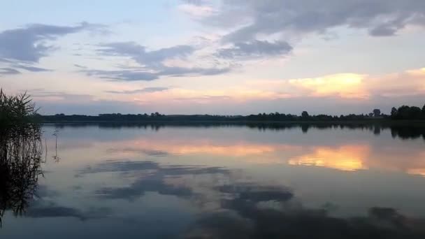 Λίμνη Timelapse Timelapse Μιας Ειρηνικής Λίμνης Και Mooving Σύννεφα Φως — Αρχείο Βίντεο