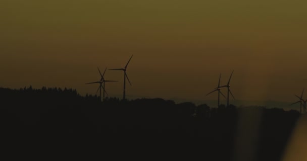 夕阳西下 在高地的风力涡轮机上 洒满了美丽的暖光和黄光 — 图库视频影像
