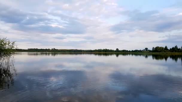 Λίμνη Timelapse Timelapse Μιας Ειρηνικής Λίμνης Και Mooving Σύννεφα Κίνηση — Αρχείο Βίντεο