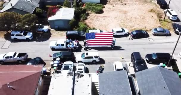 Eine Große Amerikanische Flagge Wird Von Einem Lastwagen Voller Menschen — Stockvideo