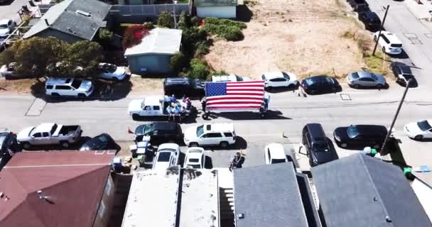 Eine Große Amerikanische Flagge Wird Von Einem Lastwagen Voller Menschen — Stockvideo