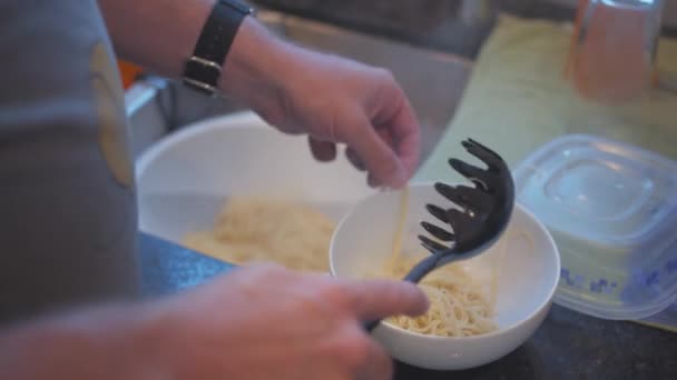 Serverar Spaghetti Från Ett Durkslag — Stockvideo