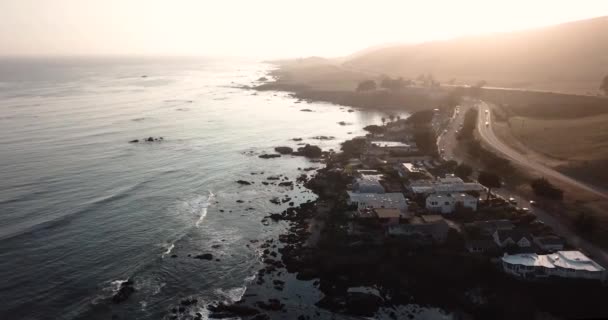 Strandhäuser Und Grundstücke Strand Während Des Sonnenuntergangs Friedliche Wellen Schaffen — Stockvideo