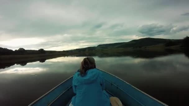 Fille Avant Bateau Mouvement Sur Beau Lac Par Temps Pluvieux — Video