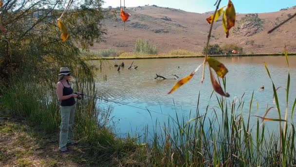 Chica Pescando Desde Orilla Hermoso Lago Las Montañas — Vídeos de Stock