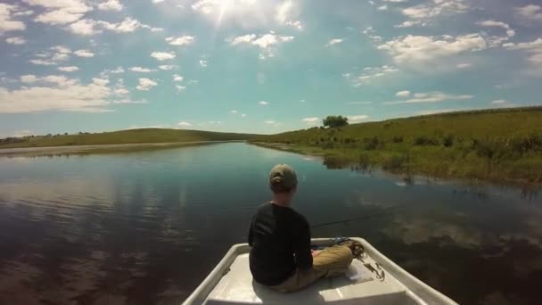 Menina Sentada Frente Barco Pesca Para Baixo Lago Claro Dia — Vídeo de Stock