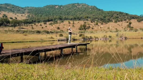 Menina Pesca Robalo Cais Belo Lago Dia Ensolarado — Vídeo de Stock