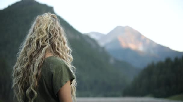 Zeitlupe Aufnahme Einer Glücklichen Schönen Blonden Frau Mit Blick Auf — Stockvideo