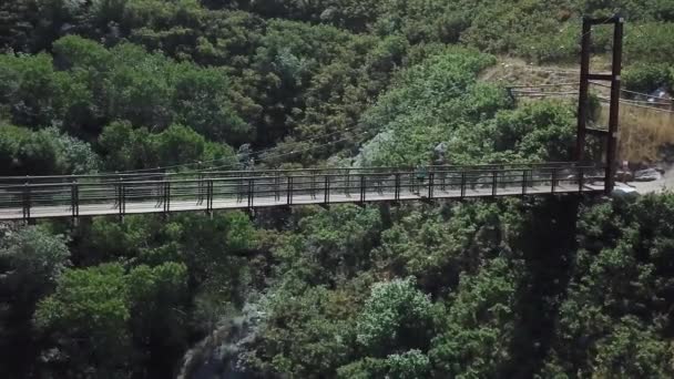 Drone Shot Aktivním Muži Běžícím Visutém Visutém Visutém Mostě Nad — Stock video