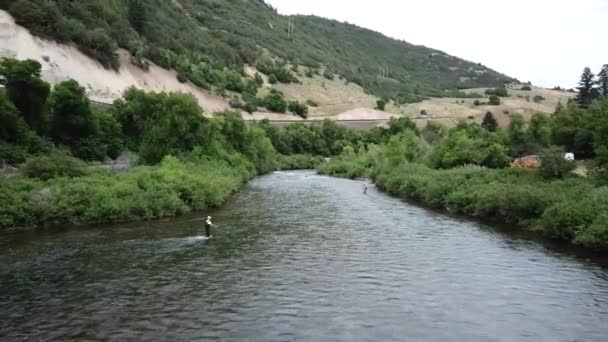 Drone Shot Zbliża Się Człowieka Fly Fishing Rzece Provo Górach — Wideo stockowe