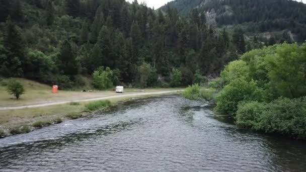 Drone Tiro Aproximando Homem Fly Fishing Rio Provo Nas Montanhas — Vídeo de Stock